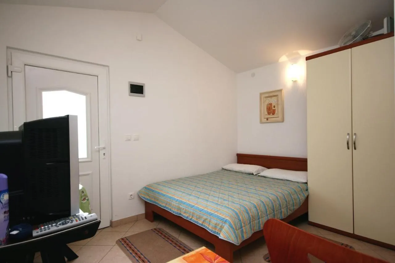 Apartments With A Parking Space Vantacici, Krk - 427 Malinska